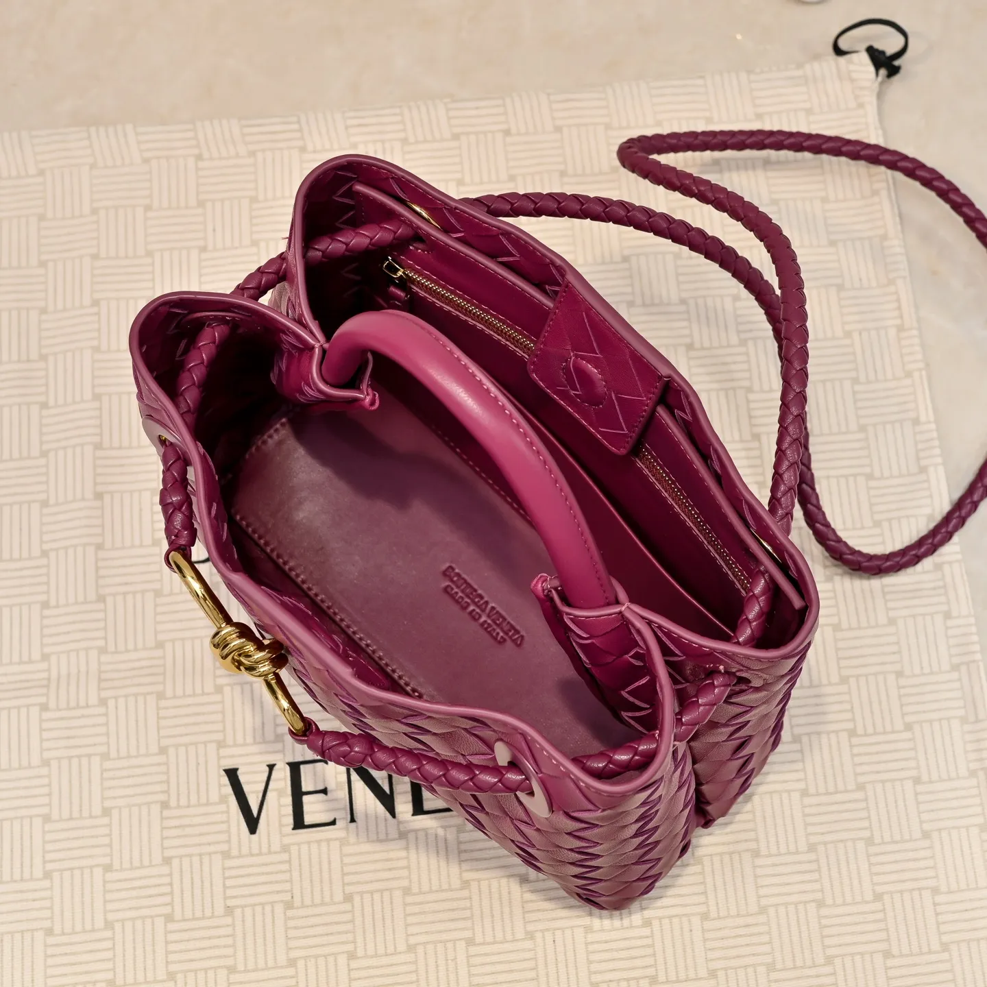 Batch 1860 B's 2023 spring and summer new style continues the brand's woven pattern style with detailed metal knot switch buckles. This time, the shoulder straps are also made into tube weaves, showing different craftsmanship. The carrying method is versatile to create more different styles. Intrecciato woven leather small handbag, equipped with sliding crossbody strap. Internal compartments, including 1 zipper pocket and 2 open pockets. Magnetic buckle closure. Size: 25*20*10cm Model: 7463#